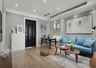 夜空中綻放的靛藍焰火